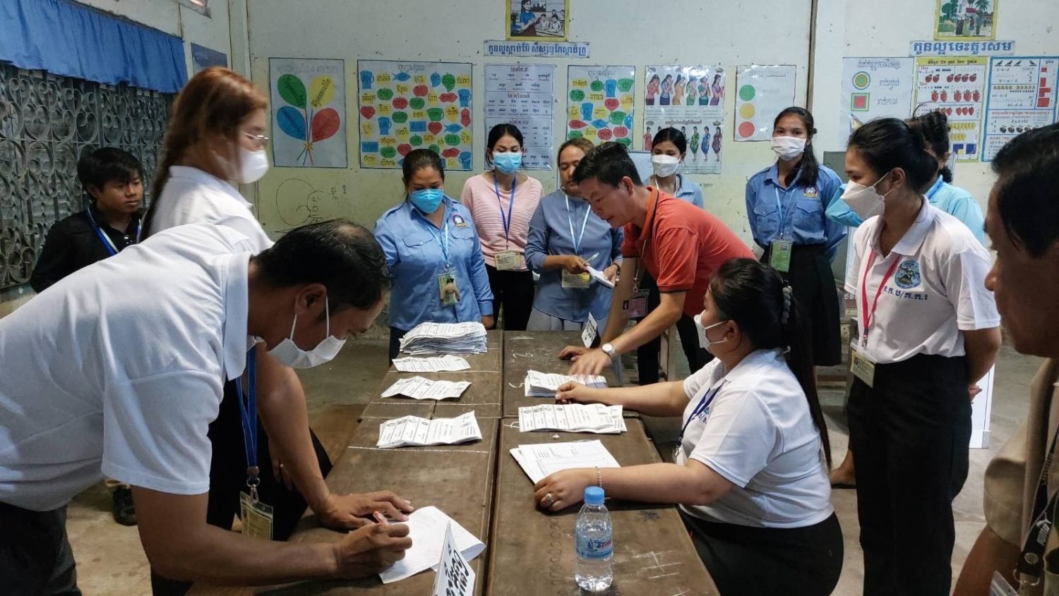 Election officials and observers monitor ballot counting at a Kandal polling station during the 2022 commune election. (CCIM)