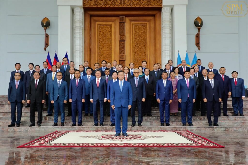 Hun Manet is flanked by current and anticipated government ministers and other officials at Phnom Penh's CPP headquarters on August 10, 2023. (Hun Sen's Facebook page)